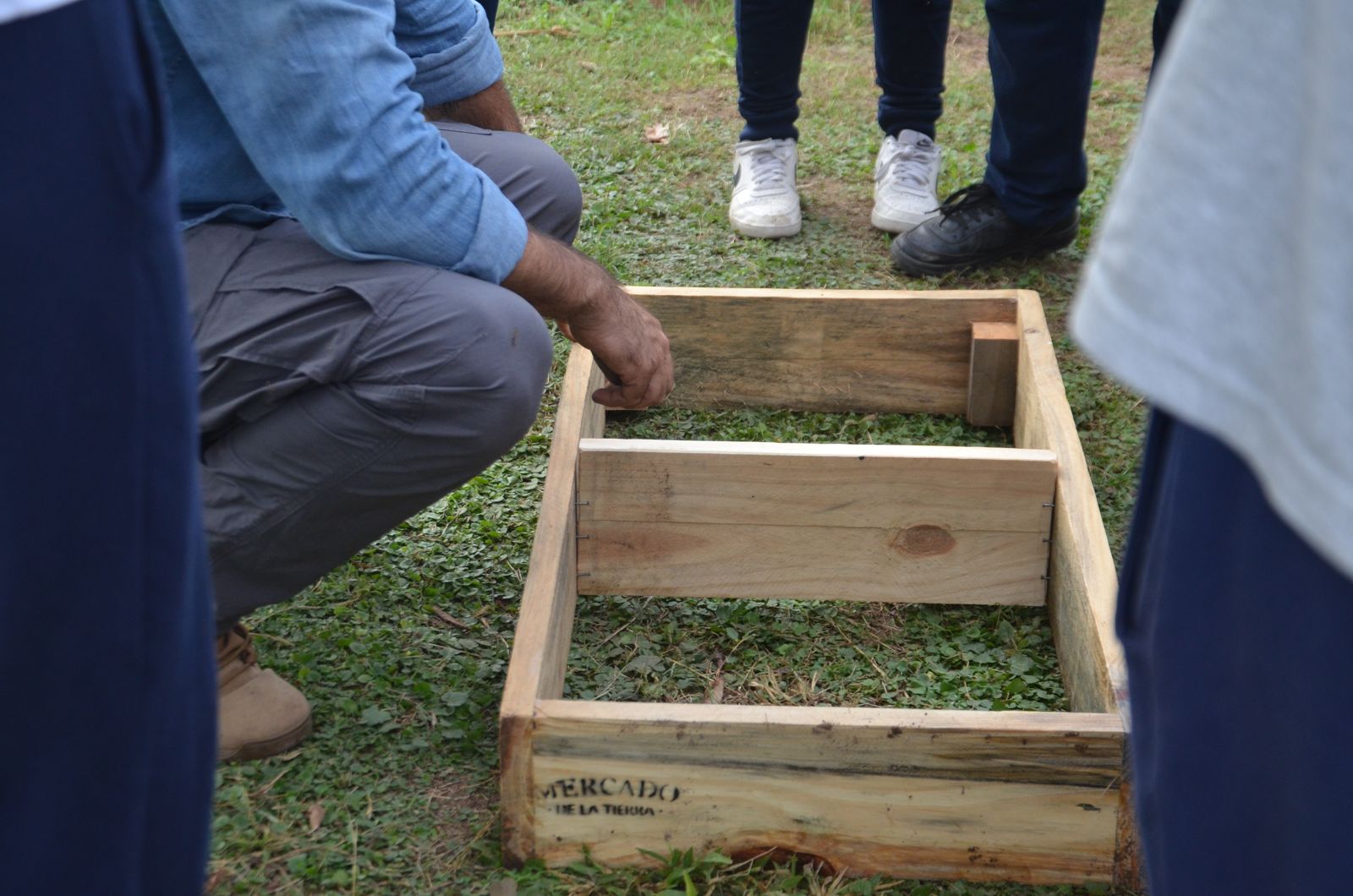 Armado de un bancal de madera sobre el pasto